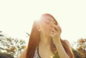 Eine Frau isst einen Apfel draussen an der Sonne. Eine Frau isst einen Apfel draussen an der Sonne.
